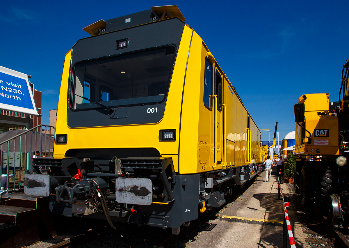 SBB Erhaltungsfahrzeug (EHFZ) fr den Gotthard-Basistunnel (GBT) Xem 99 85 9181 001-0  Ambri-Piotta , eines der 13 selbstfahrenden Spezialfahrzeuge, prsentiert  der iaf 2017 Internationale Ausstellung Fahrwegtechnik in Mnster (01.06.2017).

Gebaut wurden die selbstfahrenden Spezialfahrzeuge von der US-Firma Harsco Rail, die Fertigung fand durch die Harsco Rail Europe GmbH in Rattingen (Deutschland) statt. 30 bis 40 Prozent der Wertschpfung fiel in der Schweiz an, da namhafte Zulieferer wie die Tessiner Firma Ferriere Cattaneo, oder auch Nencki, Selectron und Schweizer Electronic am Projekt beteiligt waren. Die Fahrzeuge von Harsco wurden speziell fr den Einsatz im Gotthard und spter im Ceneri Basistunnel konzipiert und gebaut. Zur Erhaltungsflotte zhlen 17 Spezialwagen ohne Antrieb wie zum Beispiel die mobilen Erhaltungstore, Modultragwagen und Korbtragwagen sowie die 13 Basisfahrzeuge mit Zweikraftantrieb.

Der 57 Kilometer lange Gotthard-Basistunnel stellt besondere Anforderungen an die Erhaltungsarbeiten. Der Zugang zu den verschiedenen Arbeitsstellen im Tunnelsystem ist grtenteils nur von den beiden Portalen her ber die Schiene mglich. Weil sich die Arbeitsstellen jeweils auf mehrere Stellen im Tunnel verteilen, mssen die Module an den Arbeitsstellen im Tunnel mobil sein.
Aus diesem Grunde ist jeder Arbeitsplatz nebst den fr die Arbeiten notwendigen Wagen mit den Arbeits-Modulen auch immer mit einem - Basisfahrzeug genannten - Triebfahrzeug ausgerstet.

Die 13 Basisfahrzeuge Xem 181 sind Zweikraft-Triebfahrzeuge und knnen vom Fahrdraht aus elektrisch (15 kV / 16,7 Hz), oder vom diesel-elektrischen Powerpack aus angetrieben werden. Sie haben die Zugbeeinflussung ETCS L2 Baseline 2.30d + Integra Signum mit ETM-S eingebaut. Als Leittechnik dient SELECTRON (wie FLIRT, Regio-Dosto, Ee922/Eem923).
Die Xem 181 sind in Vielfachsteuerung mehrfachtraktionsfhig und verfgen ber automatische Zug-Kupplungen AZK und Puffer. Mit dem mit gefhrten UIC-Adaptern knnen sie ohne Einschrnkung mit Fahrzeugen mit UIC-Zug- und Stossvorrichtungen gekuppelt werden. Im Rangierbetrieb knnen die Fahrzeuge ber Funkfernsteuerungen bedient werden.

Technische Merkmale:
Die Basisfahrzeuge Xem 181 sind vierachsige Triebfahrzeuge mit zwei Drehgestellen und vier elektrisch angetriebenen wassergekhlten Fahrmotoren mit Gruppenantrieb in Drehstrom-Umrichtertechnik. Pro Drehgestell ist ein Antriebsstromrichter (ABB CC 750 wie bei den SBB FLIRT, Regio-Dosto RABe 511 oder Ee 922/Eem 923) vorhanden. Die Energieversorgung des Hauptstromkreises erfolgt wahlweise ber Fahrdraht mit 15 kV / 16,7 Hz oder vom im Unterflur eingebautem Diesel-Powerpack. Die Hilfsbetriebe werden ber zwei 3x400 V-Bordnetze versorgt, wobei eines die Fahrbetrieb-Verbraucher (Kompressor, Ventilatoren, Khlpumpen, Transformator, Stromrichter, Fahrmotoren) und eines Klima/Lftung des Basisfahrzeugs, die Arbeitsgerte sowie die Zugsammelschiene versorgt.
Alle 13 Erhaltungsfahrzeuge verfgen nur ber einen Fhrerstand. Am anderen Ende befindet sich eine Arbeitsplattform mit einem Kran. Dabei sind die Fahrzeuge 011 - 013 mit einem greren Kran ausgerstet. An diesen kann auch eine Hubarbeitsbhne montiert werden.

Die wichtigen Unterlieferanten des Generalunternehmens Harsco Rail Europe fr Xem 181 waren:
Rahmen: Josef Meyer Rheinfelden
Drehgestelle: Eisenbahnlaufwerke Halle ELH
Transformator und Stromrichter:	ABB
Hauptschalter/Stromabnehmer: Richard Murgenthal
Powerpack: MTU Friedrichshafen
Endmontage: Talbot-Services Aachen

TECHNISCHE DATEN Basisfahrzeuge EHFZ GBT Xem 181 001-013:
Spurweite: 1.435 mm (Normalspur)
Achsfolge:  Bo'Bo'
Lnge ber Puffer: 22.000 mm
Breite: 2.900 mm
Hhe: 4.443 mm
Drehzapfenabstand: 1.4560 mm
Achsabstand  im Drehgestell: 2.000 mm
Triebraddurchmesser : 920 mm (neu)
Eigengewicht: 80 t
Nutzlast: max. 5 t
Leistung unter Fahrdraht:  max. 1.500 kW
Leistung unter Fahrdraht am Rad: 1.080 kW
Dieselmotortyp: MTU-Zwlfzylinder-Dieselmotor 12V 1600 R80L
Leistung Powerpack: max. 700 kW (939 PS)
Leistung mit Dieselantrieb (Powerpack) am Rad: ca. 550 kW
Anfahrzugkraft: 150 kN
Hchstgeschwindigkeit: 100 km/h
Profil: EBV 01
