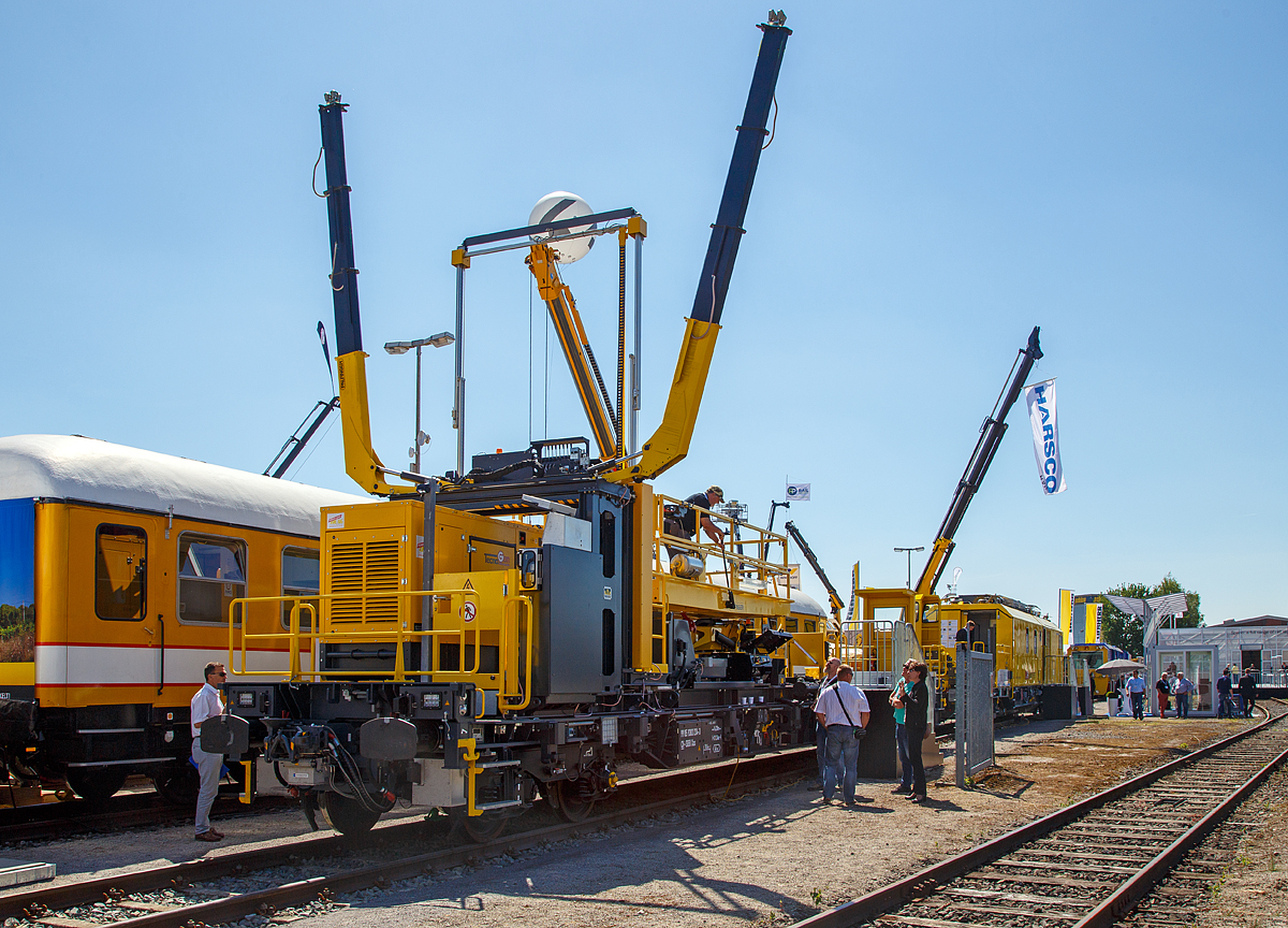 SBB Erhaltungsfahrzeug (EHFZ) für den Gotthard-Basistunnel (GBT), hier der HARSCO Modultragwagen Xas 99 85 93 83 234-3 CH-SBBI der SBB Infrastruktur, präsentiert  der iaf 2017 Internationale Ausstellung Fahrwegtechnik in Münster (01.06.2017). Der Basiswagen wurde von der Ferriere Cattaneo SA (Schweiz) 2015 gebaut.

Auf dem Wagen befinden sich eine Palfinger Teleskoparbeitsbühne, zwei Palfinger Fahrdraht- und Tragseilpositionierer, eine Ladefläche und ein Rangierführerstand.

TECHNISCHE DATEN:
Spurweite: 1.435 mm 
Achsanzahl: 4
Länger über Puffer: 21.240mm
Drehzapfenabstand: 16.200 mm
Achsabstand im Drehgestell: 1.800 mm
Laufraddurchmesser: 920 mm (neu)
Ladelänge: 18.400 mm
Ladefläche: 46 m²
Höhe der Ladeplattform: 1.160 mm
Gewicht: 44.500 kg
Höchstgeschwindigkeit (geschleppt): 100 km/h
kleinster befahrbarer Radius: 90m
Bremse: DK-GP-A
