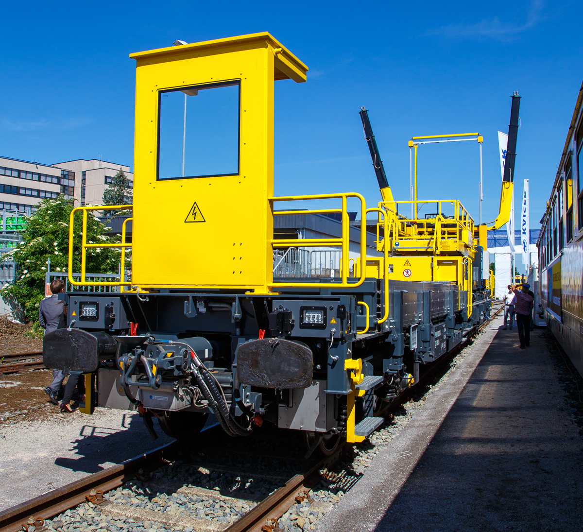 SBB Erhaltungsfahrzeug (EHFZ) für den Gotthard-Basistunnel (GBT), hier der HARSCO Modultragwagen Xas 99 85 93 83 234-3 CH-SBBI der SBB Infrastruktur, präsentiert  der iaf 2017 Internationale Ausstellung Fahrwegtechnik in Münster (01.06.2017). Der Basiswagen wurde von der Ferriere Cattaneo SA (Schweiz) 2015 gebaut.

Auf dem Wagen befinden sich eine Palfinger Teleskoparbeitsbühne, zwei Palfinger Fahrdraht- und Tragseilpositionierer, eine Ladefläche und ein Rangierführerstand.

TECHNISCHE DATEN:
Spurweite: 1.435 mm 
Achsanzahl: 4
Länger über Puffer: 21.240mm
Drehzapfenabstand: 16.200 mm
Achsabstand im Drehgestell: 1.800 mm
Laufraddurchmesser: 920 mm (neu)
Ladelänge: 18.400 mm
Ladefläche: 46 m²
Höhe der Ladeplattform: 1.160 mm
Gewicht: 44.500 kg
Höchstgeschwindigkeit (geschleppt): 100 km/h
kleinster befahrbarer Radius: 90m
Bremse: DK-GP-A
