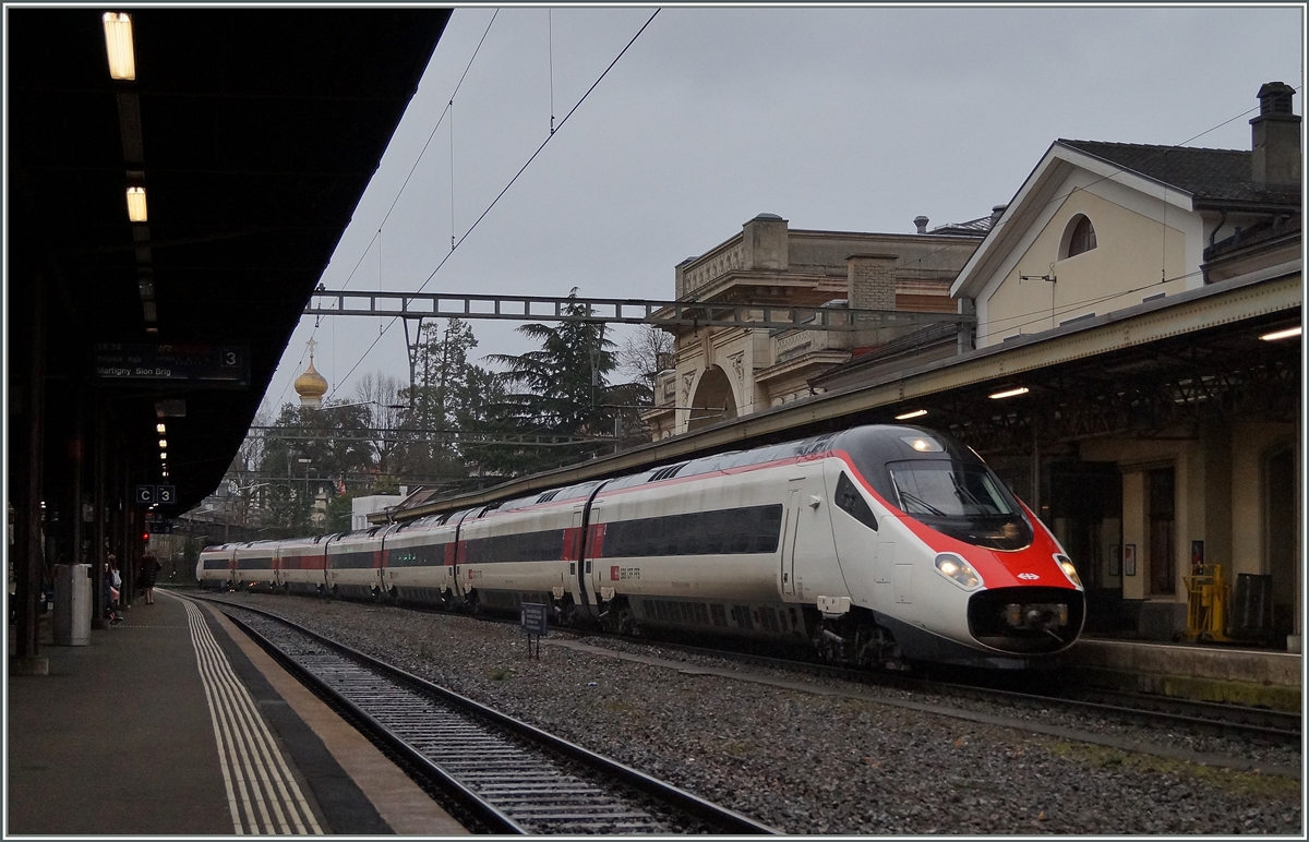 SBB ETR 610 als EC 34 von Milano nach Geneve bei der Druchfahrt in Vevey.
26. Feb. 2014