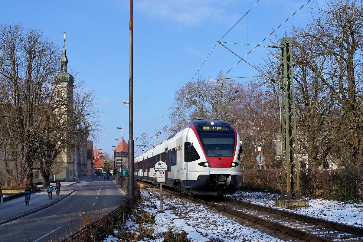 SBB: Flirt RABe 526  Seehas  bei Konstanz am 7. Februar 2015. Die Eisenbahnfotografen aus der Schweiz (ich war der Einzige) waren an diesem Samstag gegenüber den Schweizer Einkaufstouristen in der Minderzahl.
Foto: Walter Ruetsch  