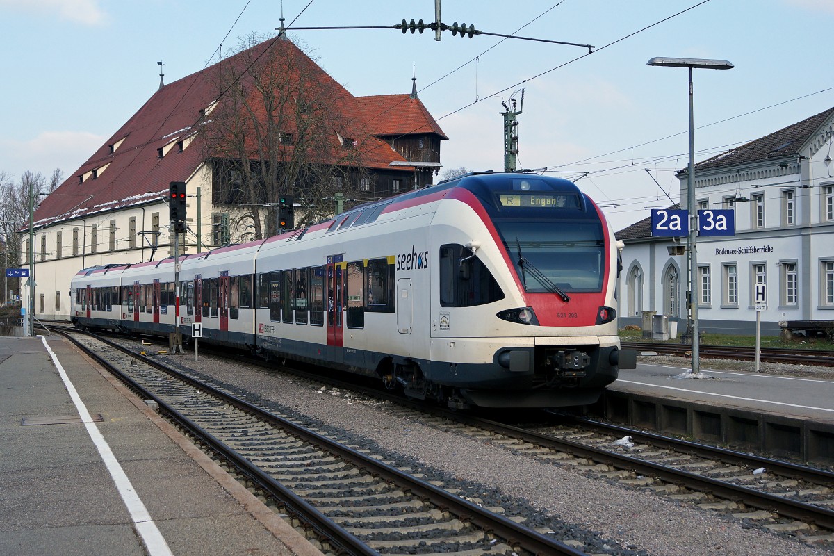 SBB: Flirt RABe 526  Seehas  in Konstanz am 7. Februar 2015. Die Eisenbahnfotografen aus der Schweiz (ich war der Einzige) waren an diesem Samstag gegenüber den Schweizer Einkaufstouristen in der Minderzahl.
Foto: Walter Ruetsch  