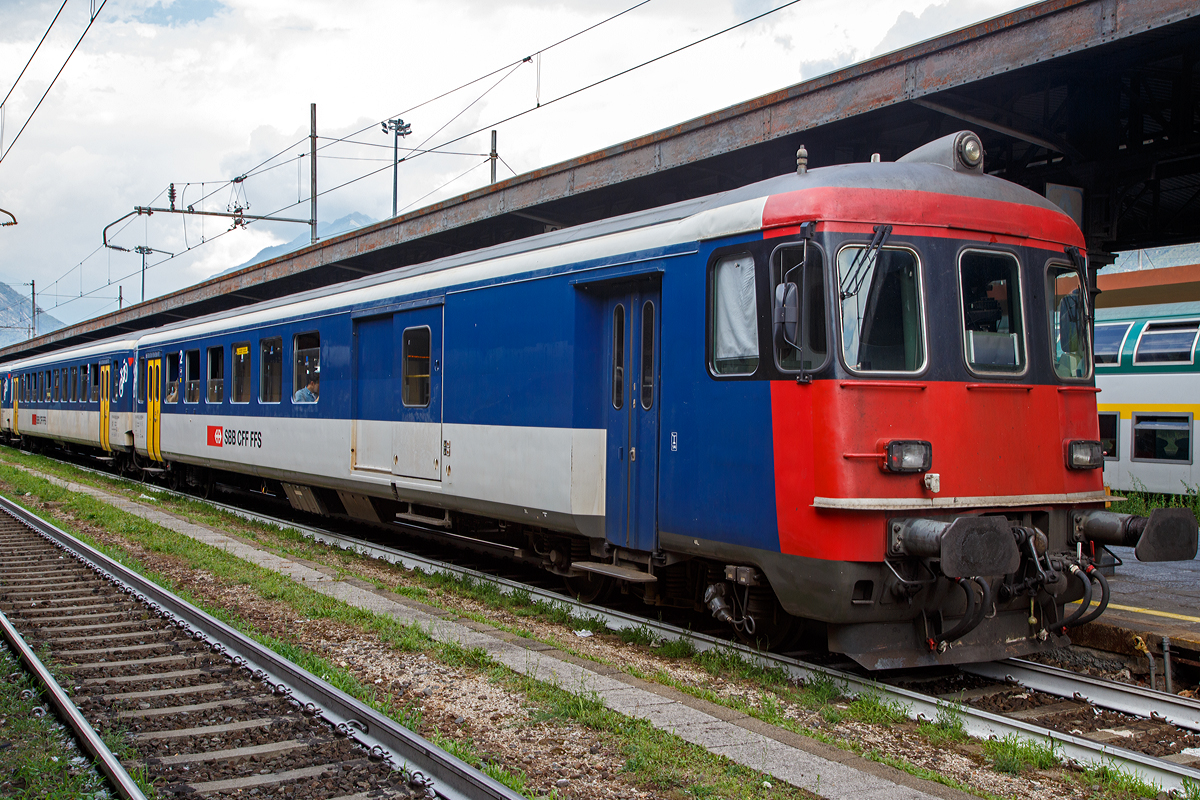 
SBB Gepäck-Steuerwagen mit 2. Klasse Abteil BDt 50 85 82-34 905-8, ein modernisierte Einheitswagen I (EW1), eingereiht in einem Pendelzug am 05.08.2019 im Bahnhof Domodossola.

TECHNISCHE DATEN:
Spurweite: 1.435 mm (Normalspur)
Länge über Puffer: 24.350 mm
Drehzapfenabstand: 17.600 mm
Achsabstand im Drehgestell: 2.700 mm
Eigengewicht: 32 t
Sitzplätze: 48 in der 2.Klasse
Nutzlast: 2 t (Gepäckabteil)
Bremse: O-R 47t K