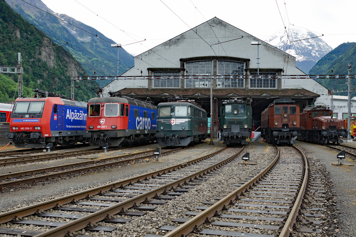 SBB:  GOTTARDO 2016 
Rund um das alte SBB Depot Erstfeld, das durch die Eröffnung des Gotthard Basistunnel leider seine grosse und langjährige Bedeutung verliert, wurde Rollmaterial aus verschiedensten Epochen ausgestellt. Lokparade mit Re 482 026-2, Re 620 033-1, Ae 6/6 11421, Ae 4/7 10976, Be 4/6 12320 und Ce 6/8 II 14253.
Foto: Walter Ruetsch  