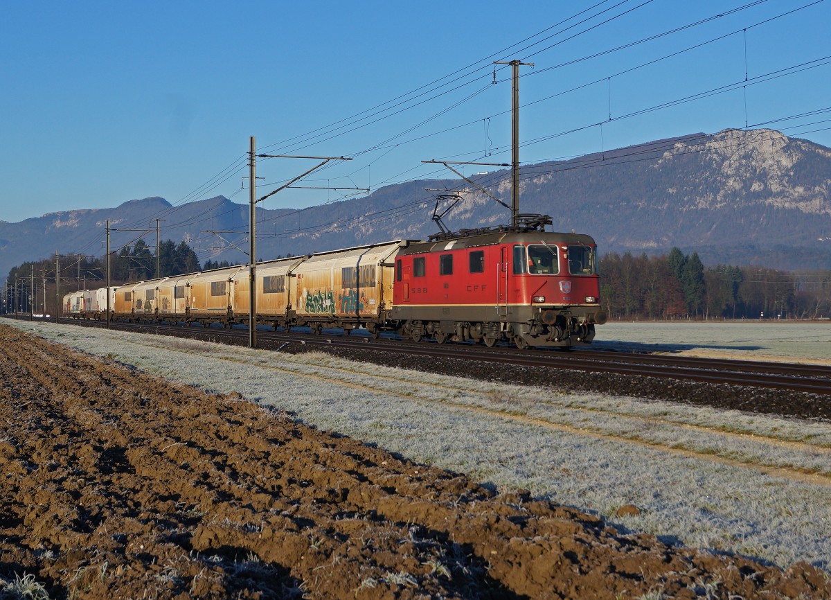 SBB: Güterzug mit Re 4/4 11262 bei Deitingen am 23. Dezember 2014.
Foto: Walter Ruetsch