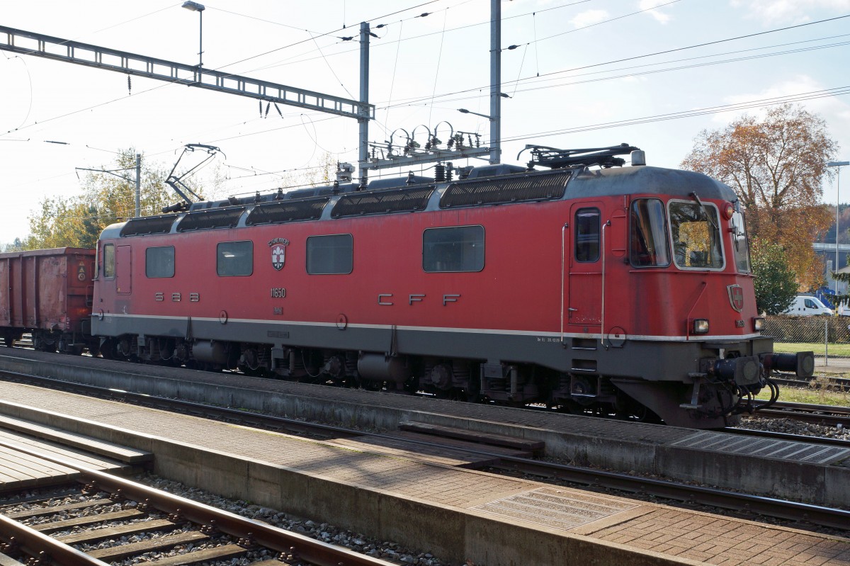 SBB: Güterzug mit der Re 6/6 11650  SCHÖNENWERD  in Gerlafingen am 9. November 2015.
Foto: Walter Ruetsch