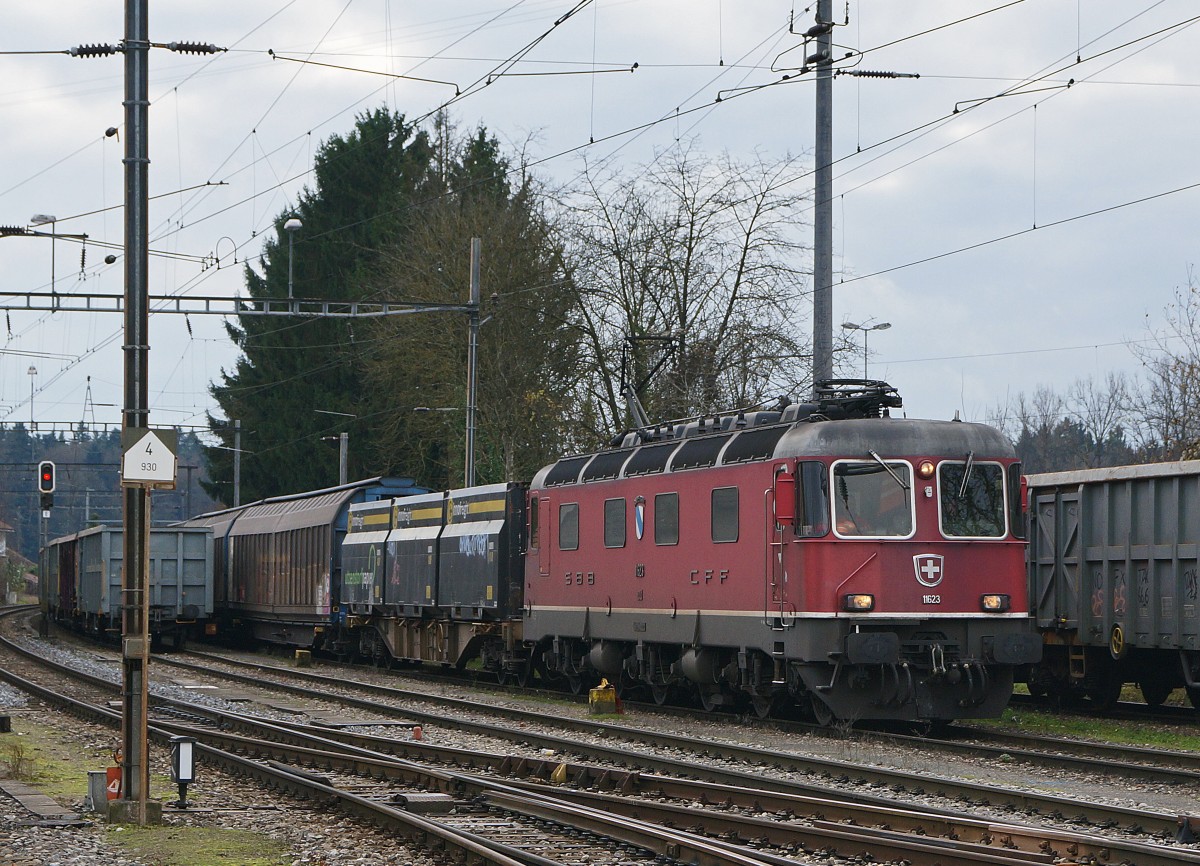 SBB: Güterzug Wiler bei Utzenstorf-Zürich RBL mit Re 6/6 11623  RUPPERSWIL   bei der Einfahrt Gerlafingen am 8. Dezember 2014.
Bahnsujets der Woche 50/2014 von Walter Ruetsch
