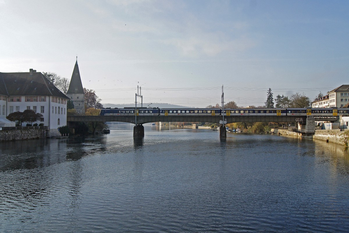 SBB: Herbstliche Stimmung in Solothurn. Regionalzug mit RBDe 560 auf der Aarebrücke aufgenommen am 21. November 2011.
Foto: Walter Ruetsch
