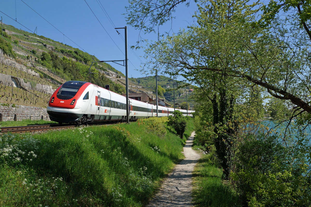 SBB: IC mit RABDe 500 (ICN) auf dem noch eingleisigen Streckenabschnitt unterwegs zwischen Ligerz und Twann am Auffahrtstag den 5. Mai 2016.
Foto: Walter Ruetsch  