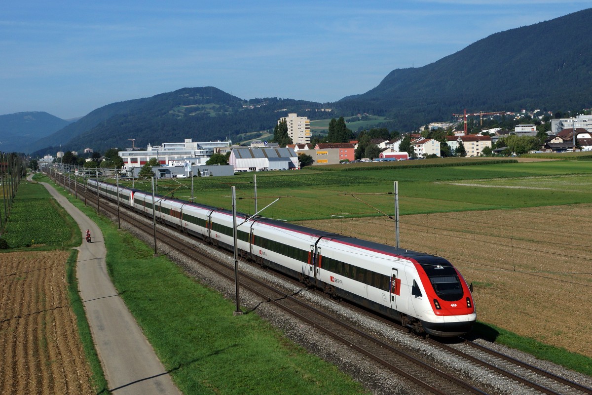 SBB: ICN-Doppeltraktion zwischen Bettlach und Selzach nach St. Gallen unterwegs am 26. August 2015.
Foto: Walter Ruetsch