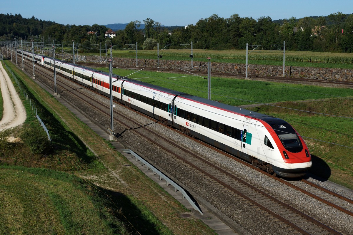 SBB: ICN St. Gallen-Lausanne auf der Neubaustrecke  BAHN 2000  Mattstetten-Rothrist bei der Durchfahrt Roggwil am 26. August 2015.