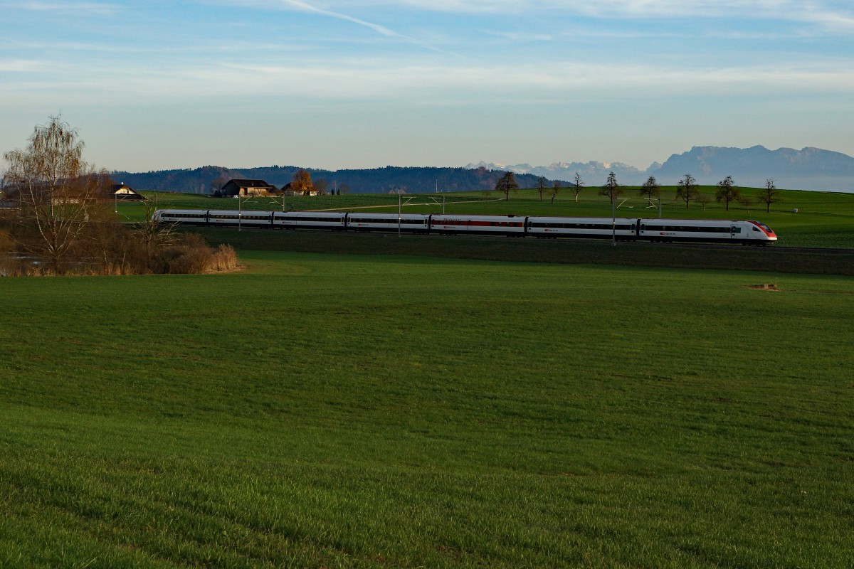 SBB: ICN während der Abenddämmerung bei Wauwil unterwegs am 10. November 2015.
Foto: Walter Ruetsch