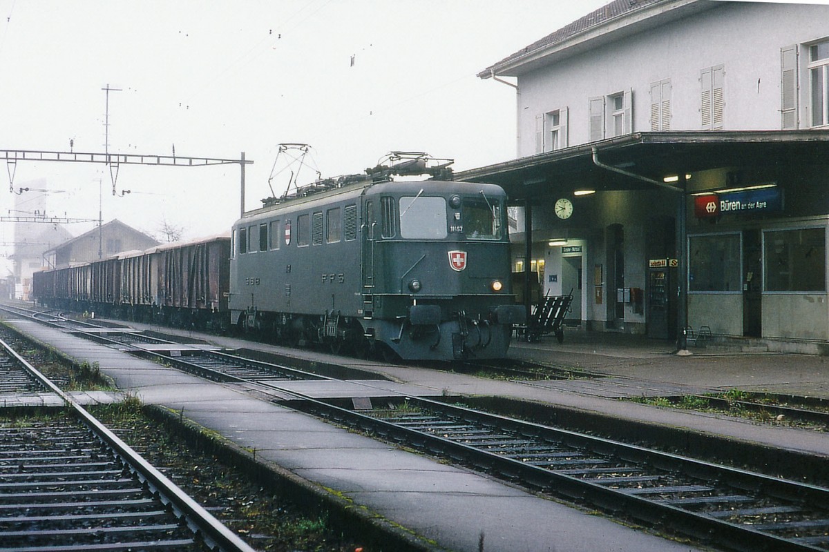 SBB: Im Jahre 1996 standen für die Führung der Zuckerrübenzüge Ae 6/6 Lokomotiven im Einsatz. Die Aufnahme ist an einem nebligen Herbsttag im November 1996 in Büren an der Aare entstanden. 
Foto: Walter Ruetsch