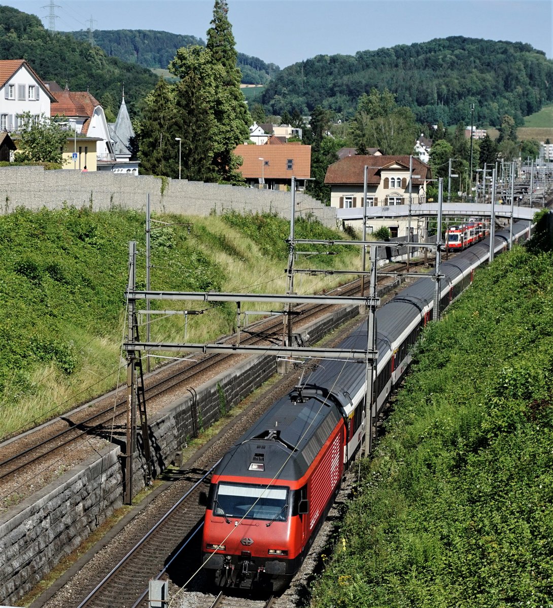 SBB: IR 27 Basel-Luzern mit einer nicht erkennbaren  frisch revidierten Re 460 bei Liestal am 28. Juni 2018. Im Hintergrund dieser Aufnahme erkennbar ist ein Regionalzug der Waldenburgerbahn.
Foto: Walter Ruetsch