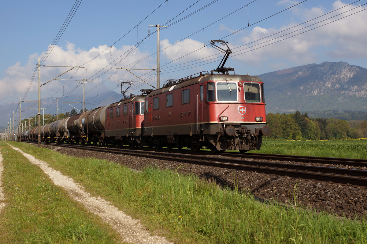 SBB: Kesselwagenzug mit Doppeltraktion Re4/4 II bei Deitingen am 4. Mai 2016.
Foto: Walter Ruetsch