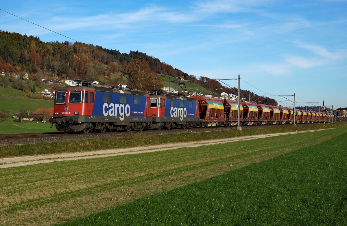 SBB: Kieszug mit Doppeltraktion Re 421 bei Egolzwil am 10. November 2015.
Foto: Walter Ruetsch
