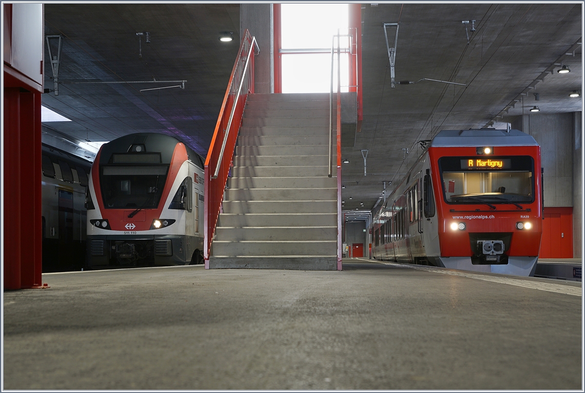 SBB KISS in ungewohnter Umgebung: Der SBB RABe 511 110 hat sein Ziel Le Châble als IR 1745  Verbier Express  erreicht und wartet nun auf die spätnachmittägliche Rückfahrt als RE 18496 nach Genève, wobei der Zug ohne Halt zwischen Martigny und Vevey verkehrt und dort mit dem RE 18460 vereinigt wird.
Rechts im Bild der TMR Region Alps RAe 525 039 (NINA) welcher auf die baldige Abfahrt nach Martigny wartet. 

9. Februar 2020