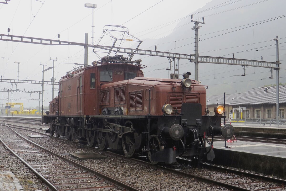 SBB Krokodil 14253 trotzt am 19 September 2021 der Regenfall in Erstfeld während der Erstedition von die Gottharder Bahntage.