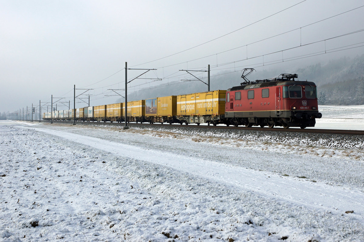 SBB: Langer Postzug nach Hrkingen zwischen Oensingen und Oberbuchsiten am 3. Januar 2017. Als Lokfhrer der Re 420 286-7 stand der Bahnbildfotograf Simon Bttikofer im Dienst.
Foto: Walter Ruetsch