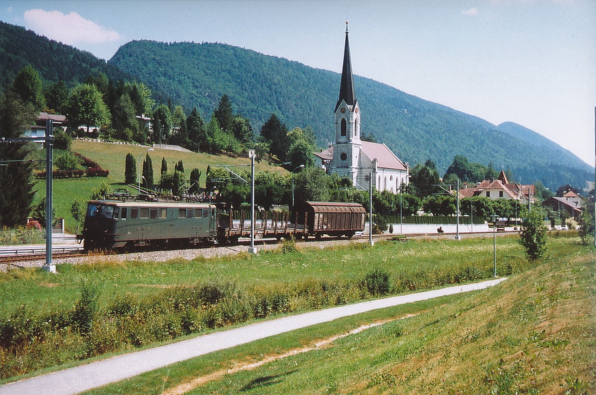 SBB: Nur an wenigen Wochentagen waren die Ae 6/6 Lokomotiven im Berner Jura unterwegs. Am 27. Juli 2006 konnte eine Stdtelok 11426 - 15520 (1958 - 1966), die Wagen nach Tavannes brachte, bei Court im Bilde festgehalten werden. Heute wird der Gterverkehr fr diese Region nur noch ber Biel abgewickelt.
Foto: Walter Ruetsch