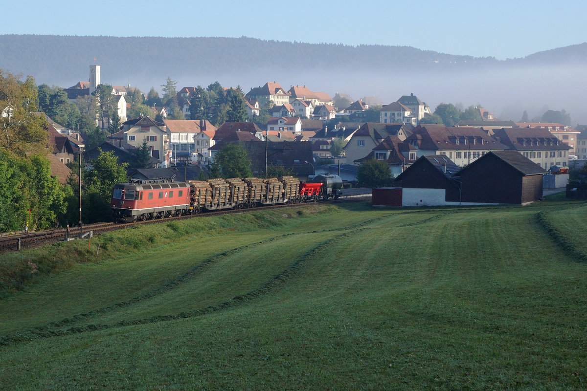 SBB: Nur bei Bedarf verkehrender Güterzug mit der Re 6/6 11623  Rupperswil  bei Tavannes im Berner Jura am Morgen des 29. September 2016.
Foto: Walter Ruetsch