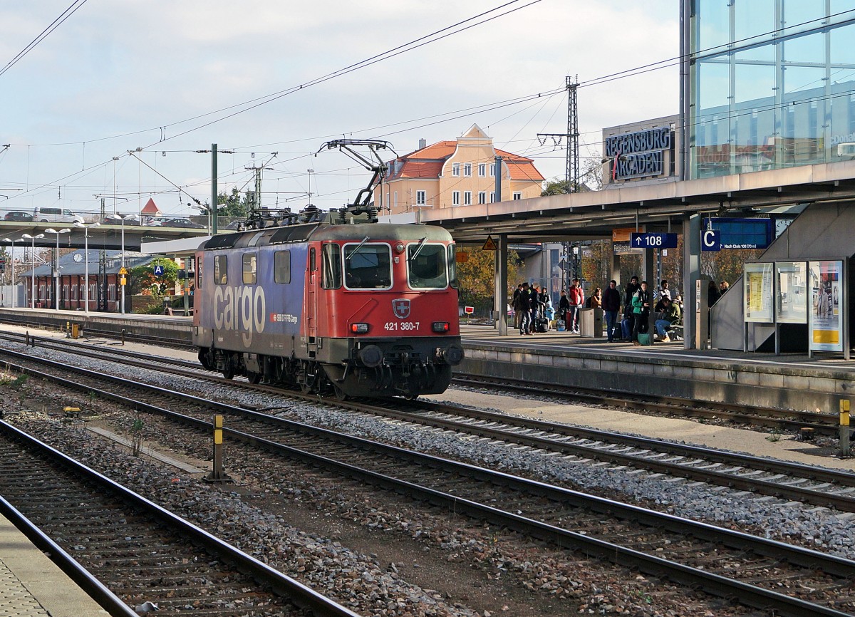 SBB: Re 421 387-7 von SBB Cargo in Deutschland bei der Bahnhofsdurchfahrt Regensburg am 21. November 2014.
Foto: Walter Ruetsch