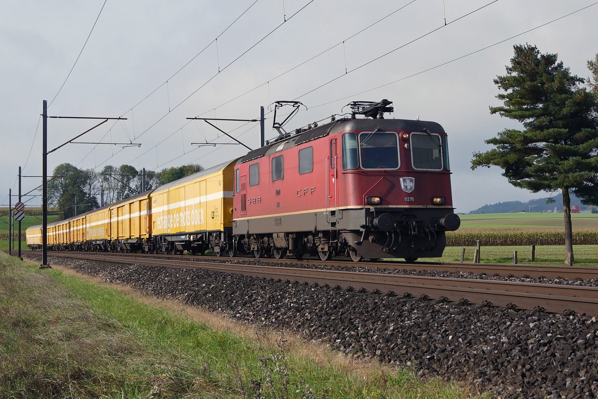 SBB: Re 4/4 11270 mit einem Postzug bei Niederbipp am 15. Oktober 2014.
Foto: Walter Ruetsch