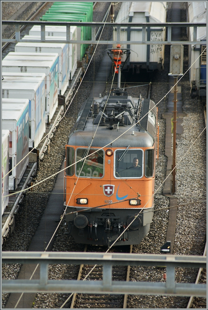 SBB Re 4/4 1320 in Lausanne Triage.
15. Okt. 2014