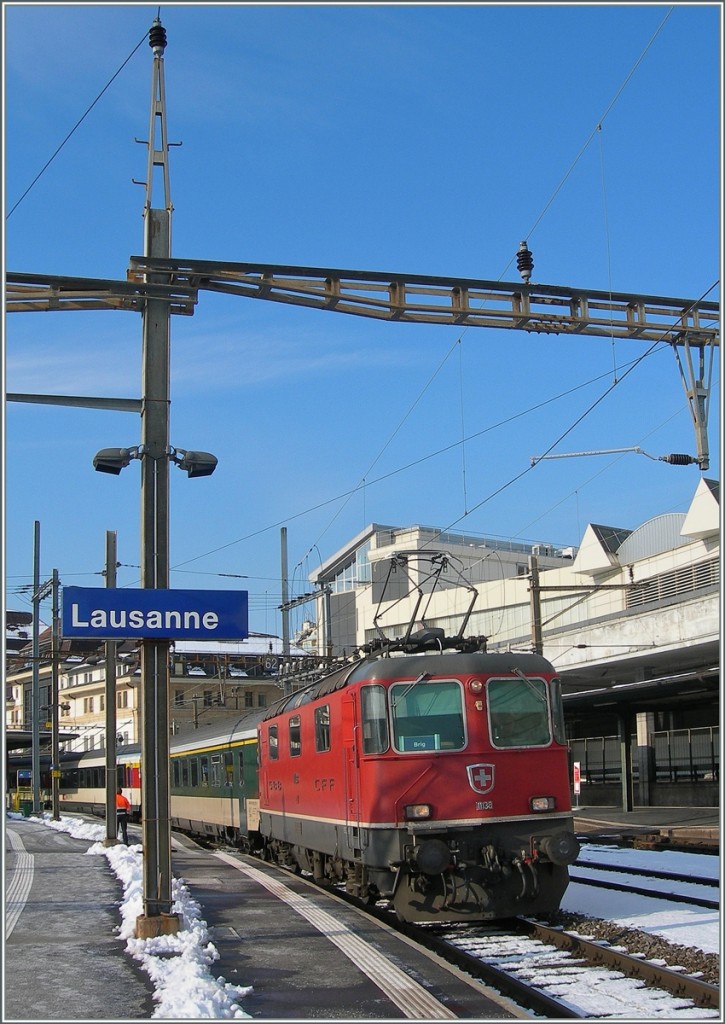 SBB Re 4/4 II 11138 mit einem (noch) grnen EW IV in Lausanne.
 17. Jan. 2013