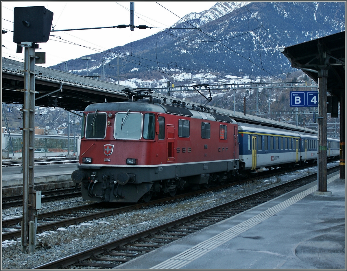 SBB Re 4/4 II 11156 in Brig.
Dies war die erste Lok (nach 11101-11155) mit leicht geänderter Stirnfront und zwei Einholmstromabnehmer. 
17. Dez. 2013