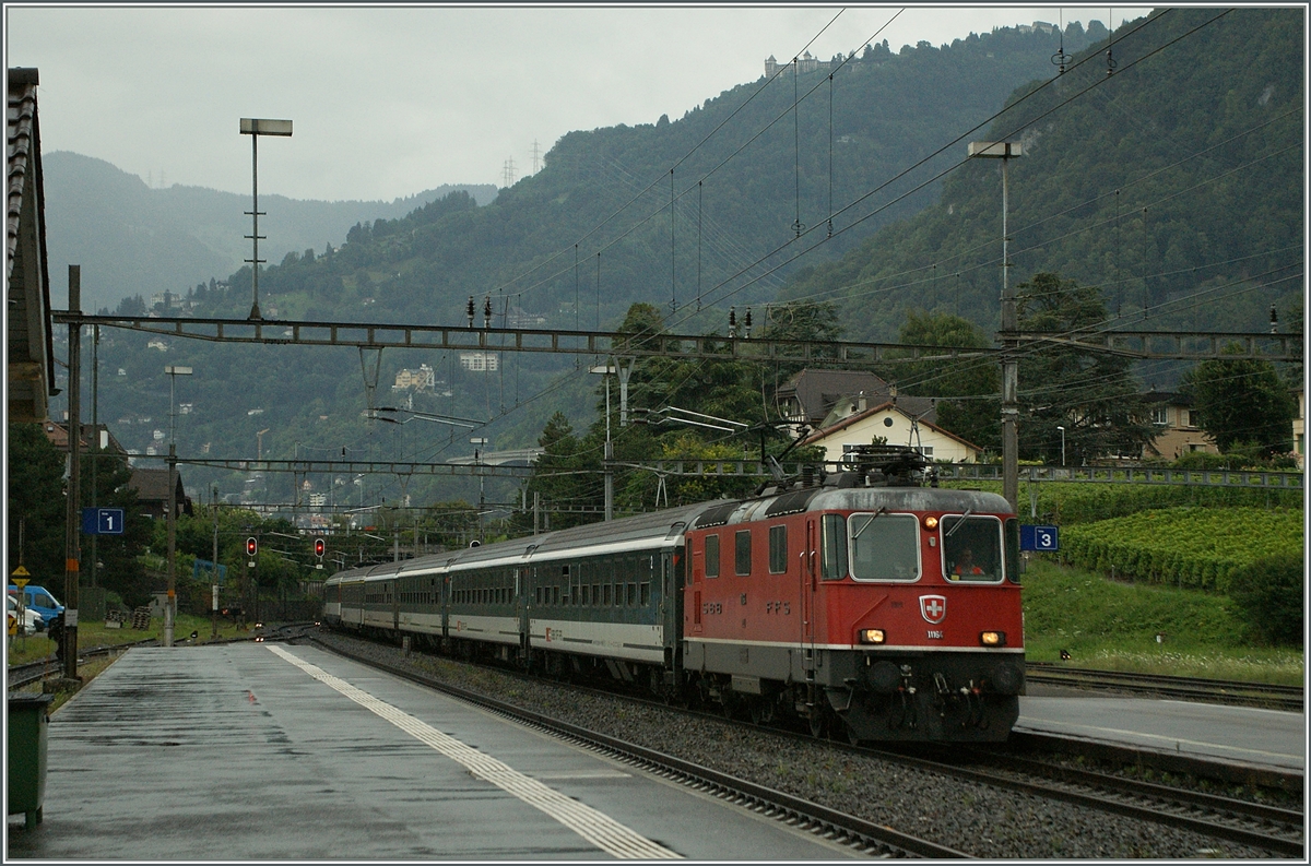 SBB Re 4/4 II 11164 mit eine IR von Genve Aroport nach Brig bei der Durchfahrt in Villeneuve. 28. Juni 2011