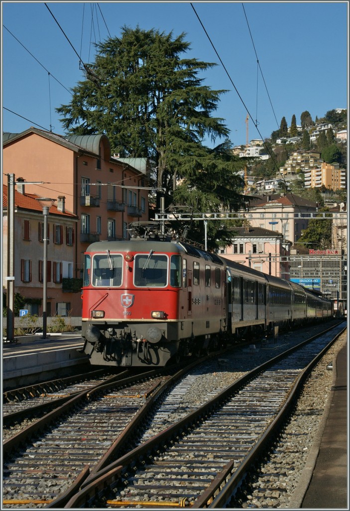 SBB Re 4/4 II 11193 mit einem IR in Locarno.
19.03.2013 