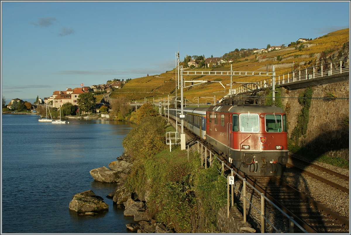 SBB Re 4/4 II 11214 mit einem RE St-Maurice - Lausanne bei Rivaz.
30. Okt. 2013