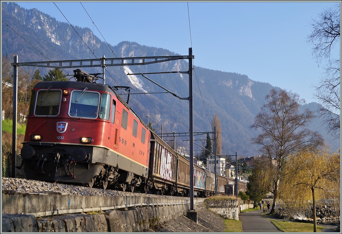 SBB Re 4/4 II 11232 mit einem Güterzug bei Villenveuve.
10. März 2014