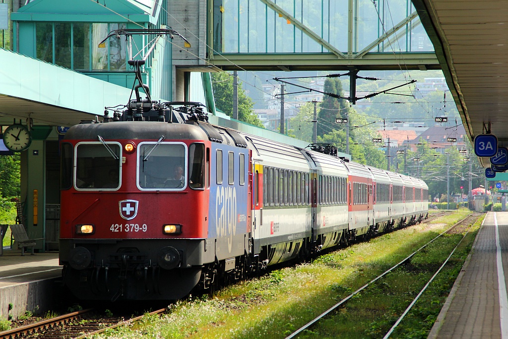 SBB Re 4/4 II 421 379-9 mit einem EC nach Zrich aufgenommen im Bhf von Bregenz. 02.6.12 (00500)