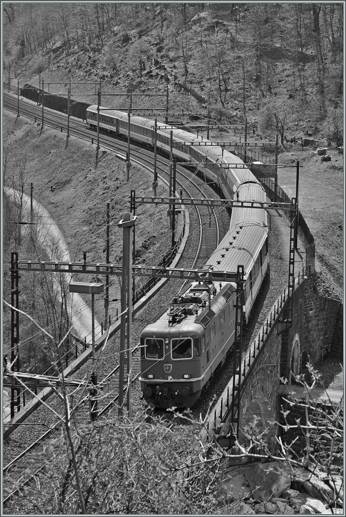 SBB Re 4/4 II mit Gotthard IR auf der untersten Stufe in der  Biaschina .
3. April 2013