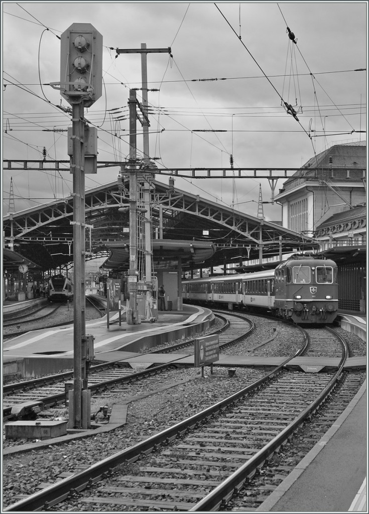 SBB Re 4/4 II mit eine RE nach St-Maurice in Lausanne.
12.06.2012 