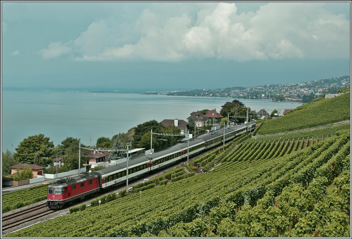 SBB Re 4/4 II mit einem IR von Genve Aroport nach Brig bei Cully.
28. Juni 2011