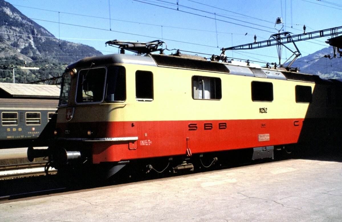 SBB Re 4/4 II TEE 11 252 in Brig am 21.08.1979.