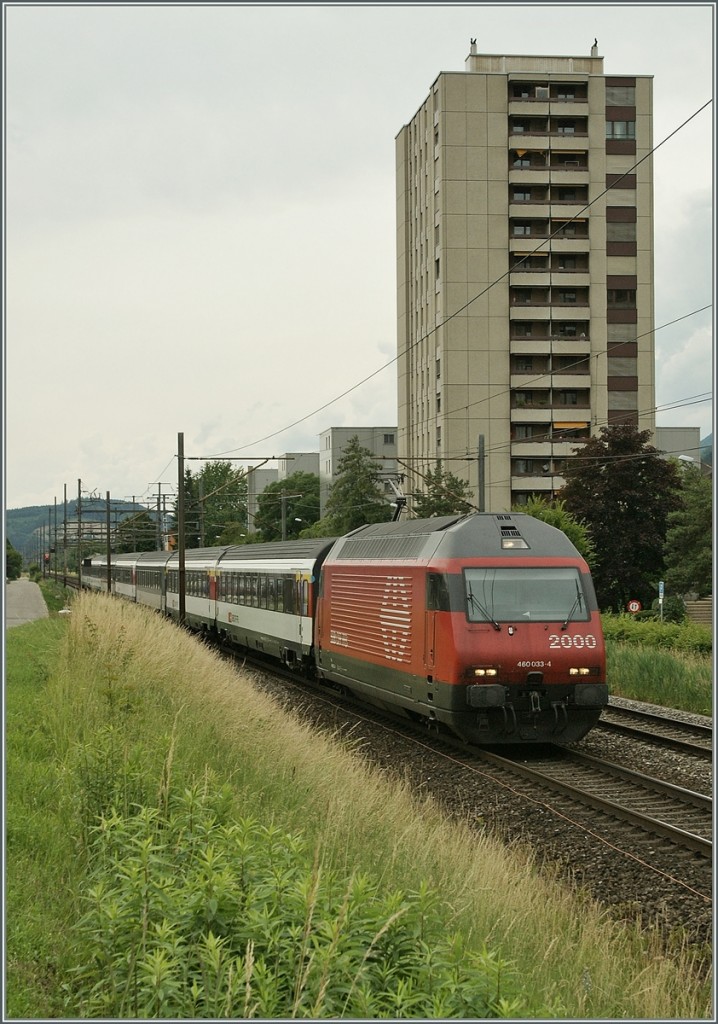 SBB Re 460 033-4 mit einem IR nach Konstanz auf dem  falschen  Gleis  zwischen Lengnau und Grenchen Sd.
7. Juni 2011