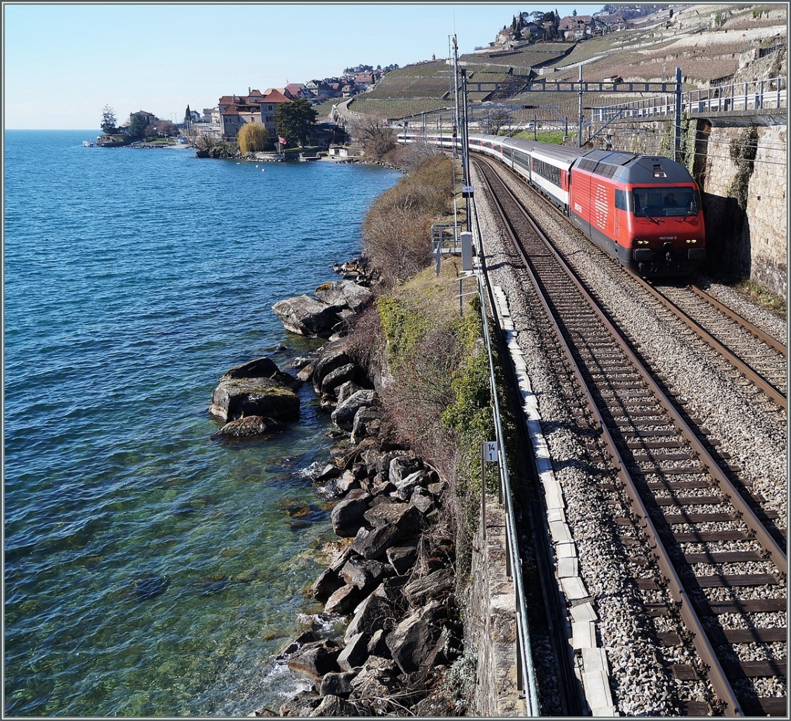 SBB Re 460 049-0 mit einem IR nach Brig kurz nach Rivaz.
23. Feb. 2014