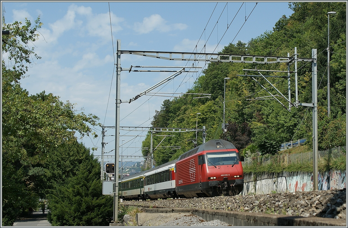 SBB Re 460 058-5 mit einem IR beim Château de Chillon.
24. August 2011