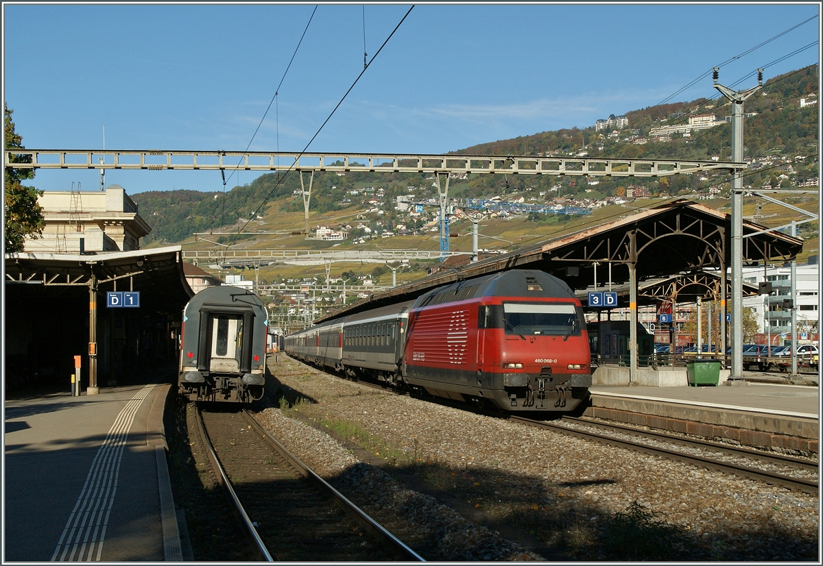 SBB Re 460 068-0 mit einem IR nach Brig und sein Gegenzug. 
28. Okt. 2013 