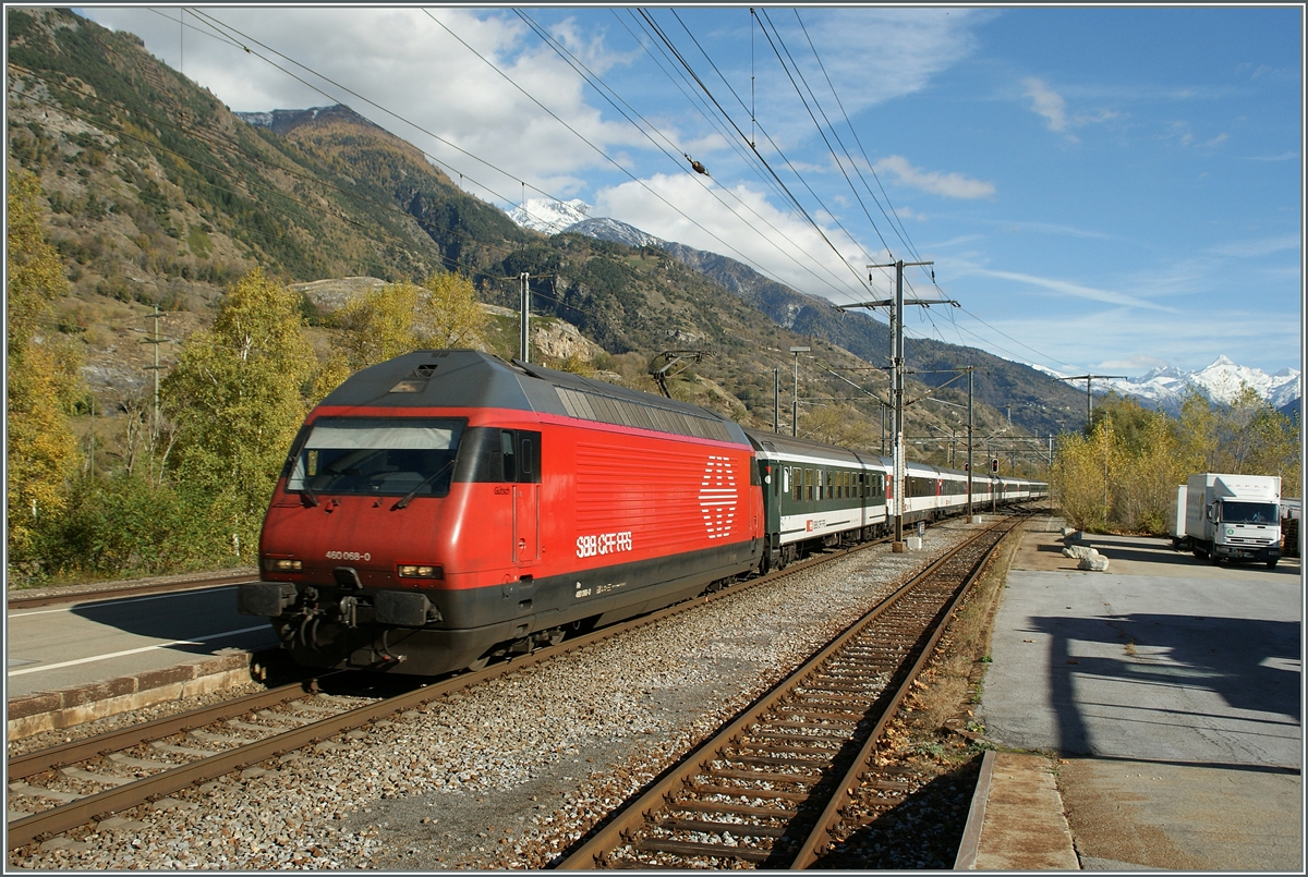 SBB Re 460 068-0 mit einem IR nach Brig bei der Durchfahrt in Raron.
7. Nov. 2013