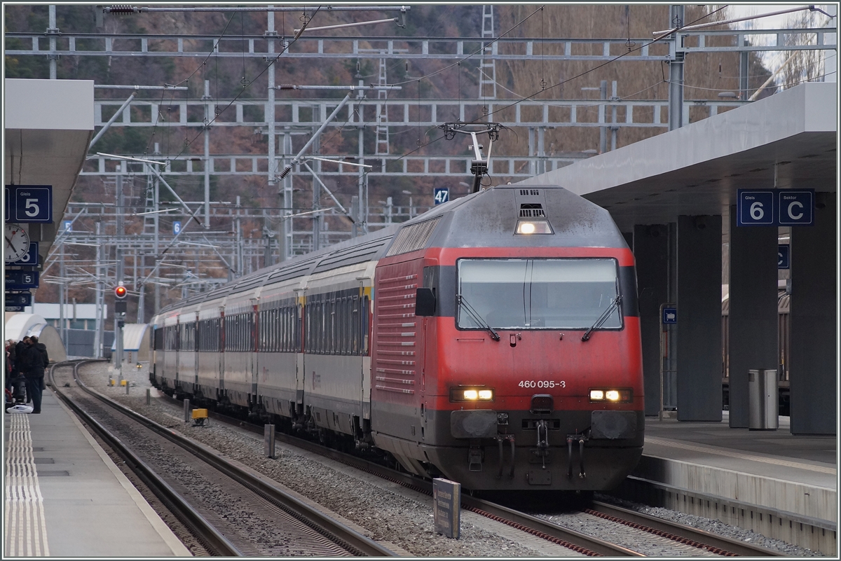 SBB Re 460 095-3 mit dem IR 1723 Genève Aéroport - Brig beim Halt in Visp. 27. Feb. 2014