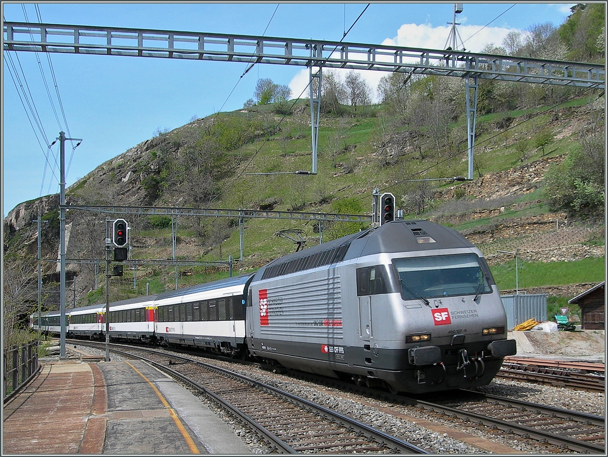 SBB Re 460 107-6 mit einem IC nach Brig bei der Durchfahrt in Ausserberg.
2. Mai 2006