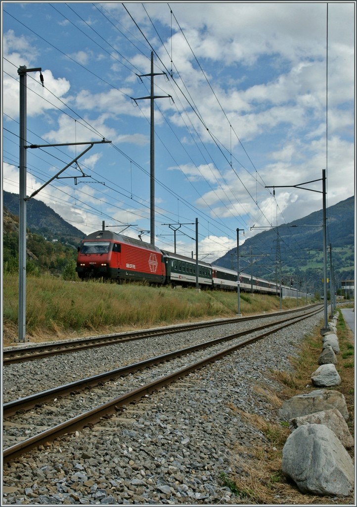 SBB Re 460 mit einme IR nach Genve Aroport kurz nach der Abfahrt in Brig. Im Vordergrund die Meterspurgleise der MGB von Brig nach Visp uns ins BW.
10. Sept. 2013.