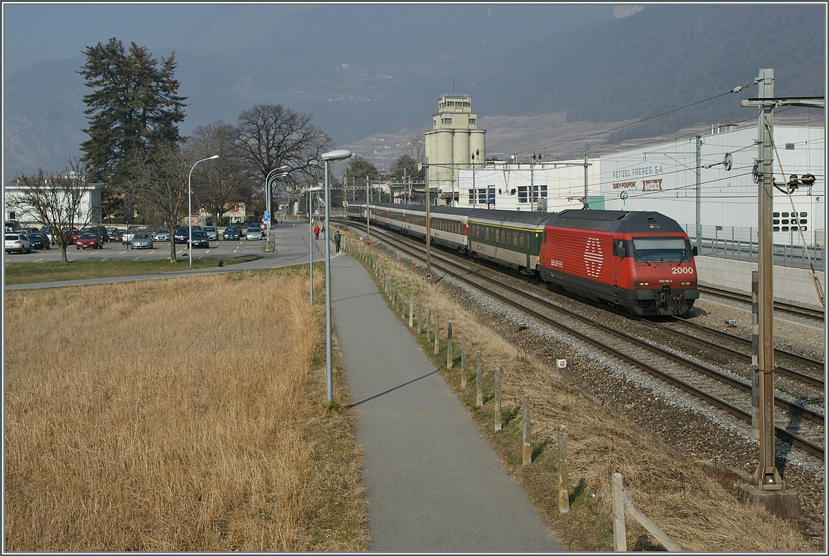 SBB Re 460 mit IR nach Birg verlsst Aigle. 
5. Mrz 2011 