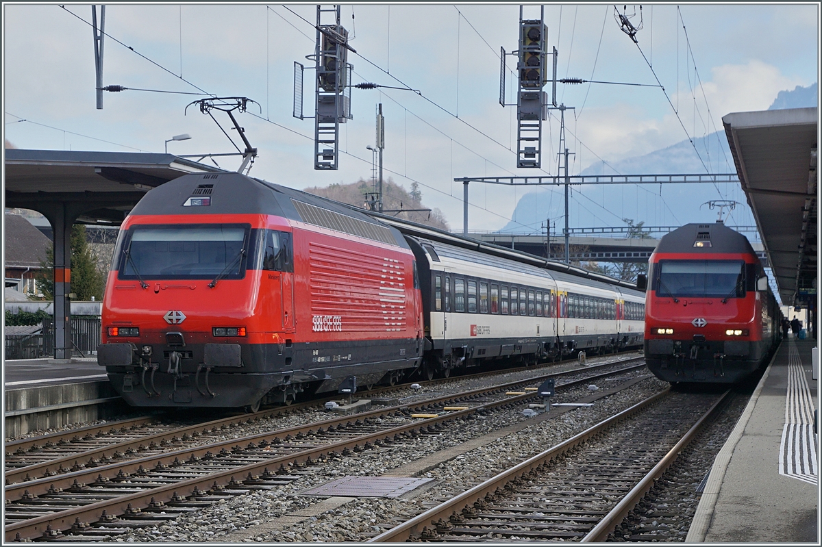 SBB Re 460 mit IR/IC Zügen in Interlaken Ost. 

17. Feb. 2021