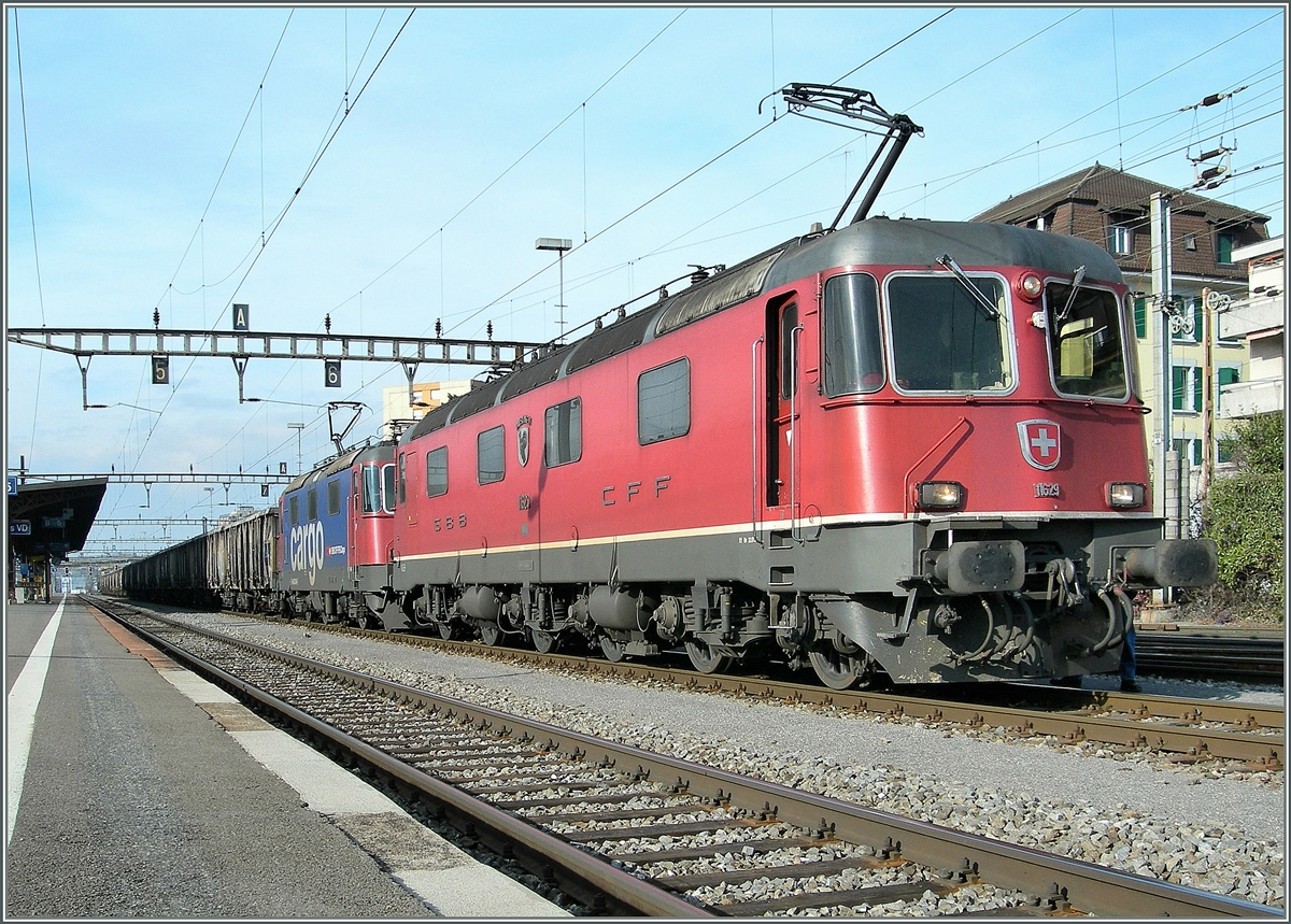 SBB Re 6/6 11629 und eine SBB Re 420 mit einem Gterzug in Renens VD.
26. Jan. 2011 